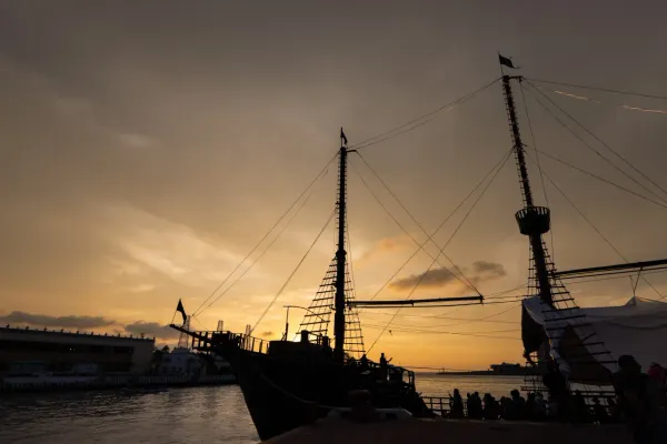 Piratas de la Bahía: galeón, cena y fuegos artificiales al atardecer — 2