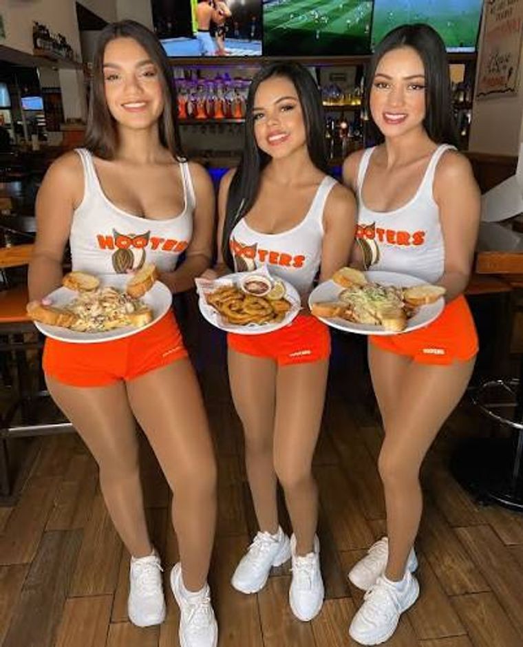 Hooters Plaza La Isla