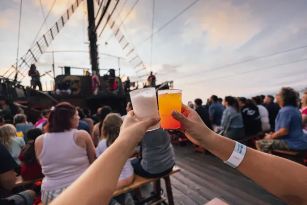 Piratas de la Bahía: galeón, cena y fuegos artificiales al atardecer — 3