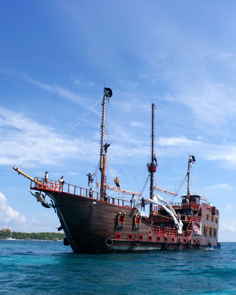 Tierra de Piratas: galeón, Playa Majahuitas y show pirata